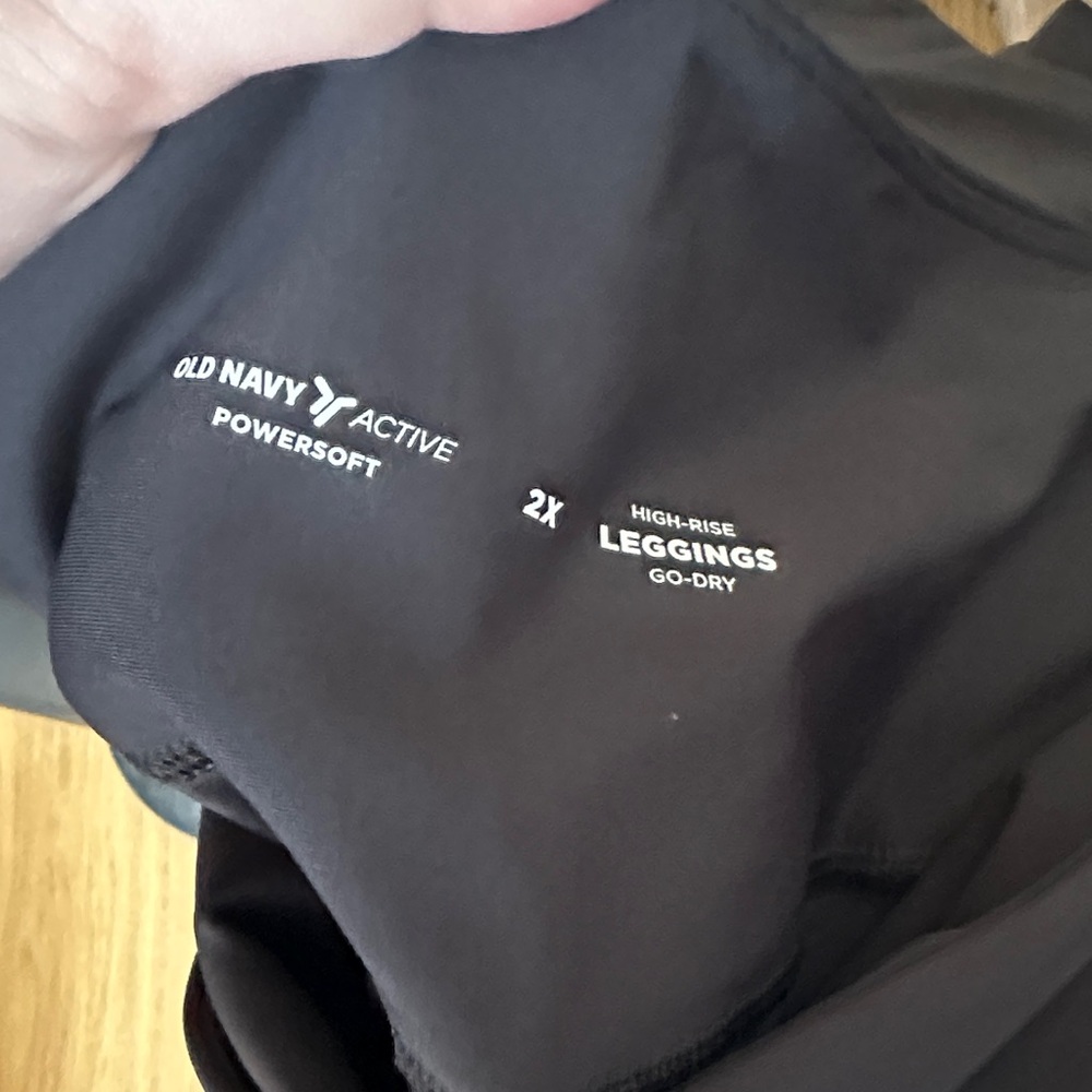 Old Navy Black High-Waisted Capri Leggings with Side Pocket - Picture 9 of 9